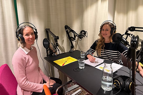 Catarina Nahlén Bose, lektor och forskare vid Röda Korsets Högskola tillsammans med Frida Johansson Metso, samordnare vid kompetenscentret. Foto: RKH