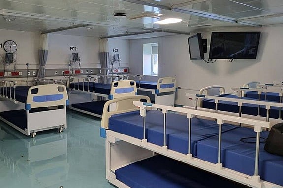 Bild av dubbla bäddar för patient och anhörig ombord på skeppet.