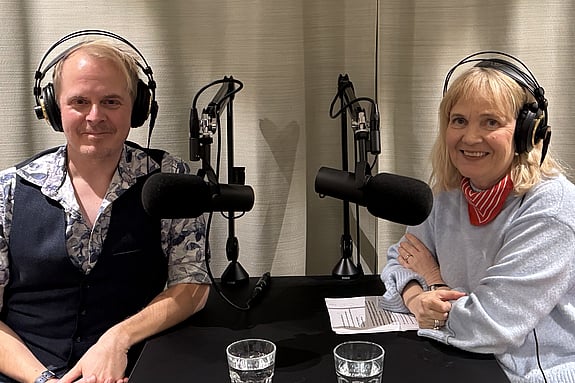 Tommy Carlsson, docent och lektor vid Röda Korsets Högskola och Gabriella Ahlström, journalist.