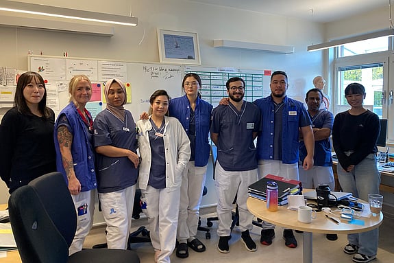 Besökare från The Japanese Red Cross Toyota College of Nursing på kliniskt besök. Foto: RKH