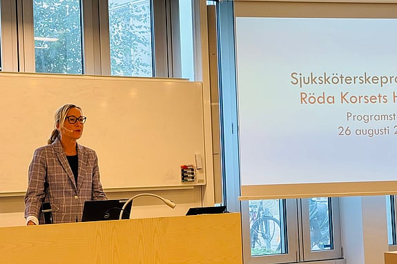 Programansvarig Heléne Eriksson välkomnar de nya studenterna på sjuksköterskeprogrammet. Foto: RKH