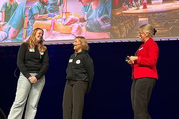 Linnea och Emelie från RKHSK på scen tillsammans med Helene Komlos Grill. Foto: RKH