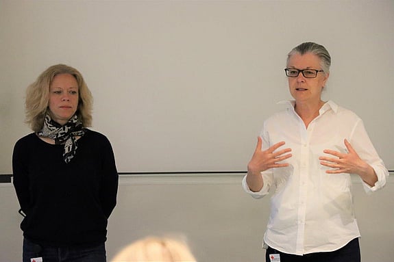 Bild av högskoleadjunkterna Cecilia Häckter-Ståhl och Katarina Brochard vid Röda Korsets Högskola.