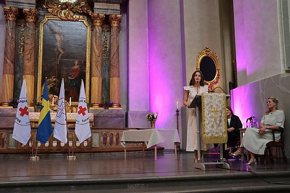 Bild av Charlotte Flodman Thorsen håller ”De nyutexaminerade sjuksköterskornas tal”.