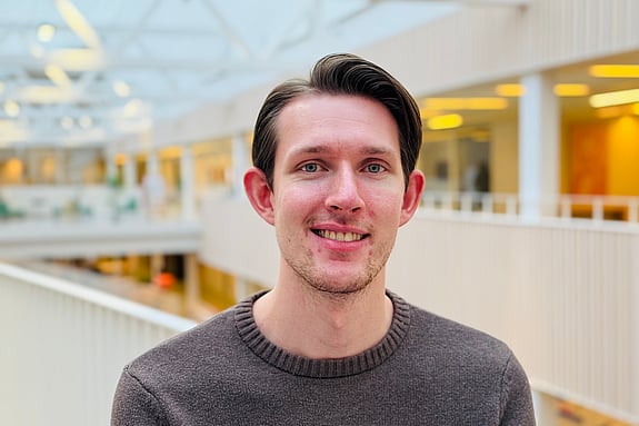 Christoffer Jansson, förvaltningshandläggare vid Röda Korsets Högskola. Foto: RKH