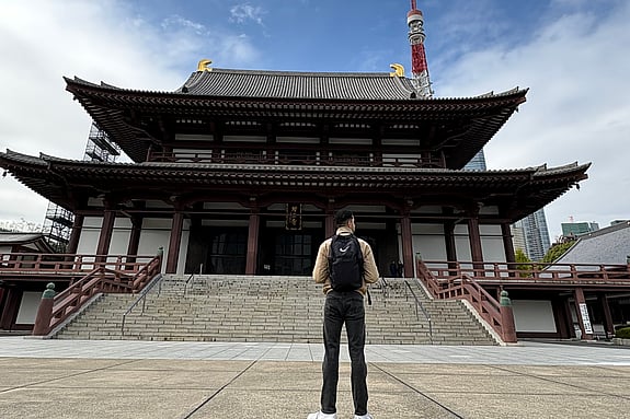 Jasin framför ett tempel i Japan. Foto: Privat