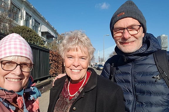 Bild av Åsa Gisel tillsammans med grundaren Deyon Stephens och man.