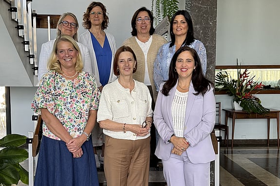Rektor Susanne Georgsson, Prefekt Birgitta Bisholt och kommunikationsansvarig Helene Komlos Grill tillsammans med representanter från Escola Superior de Enfermagem S. José de Cluny i Funchal på Madeira, Portugal. Foto: RKH
