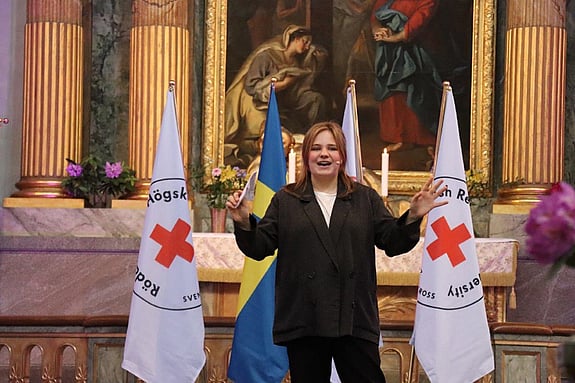 Bild av Marlene Juhl, ledamot i Studentkåren som håller tal.