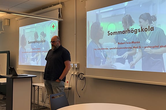 Robert Ivic Morén undervisar för eleverna. Foto: RKH