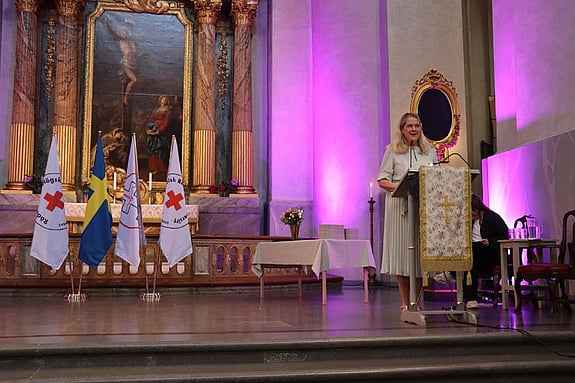 Bild av Susanne Georgsson som håller tal.