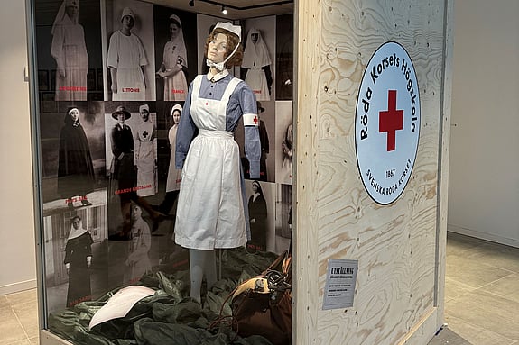 Docka med gamla sjuksköterskekläder från Röda Korset