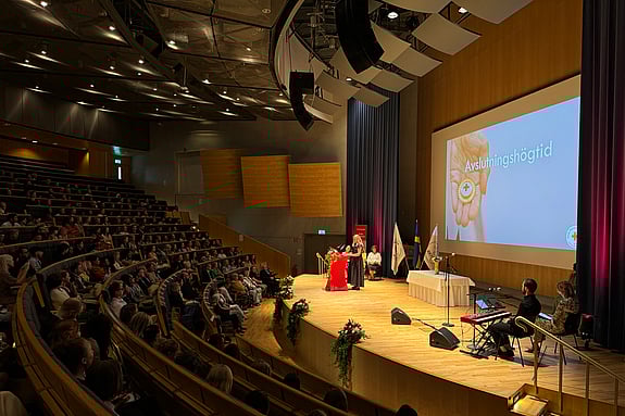 Rektor Susanne håller tal vid avslutningen VT2024. Foto: Jenny Frejing