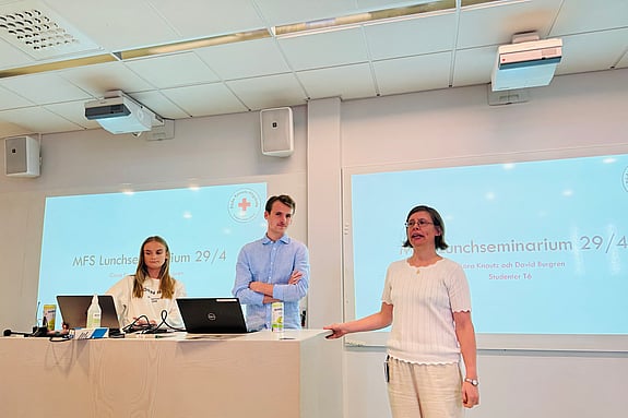 Clara och David tillsammans med Jenny Cadstedt, internationell strateg till Röda Korsets Högskola. Foto: RKH