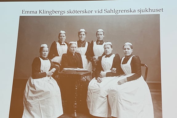 Rödakorssjuksköterskor med föreståndaren Emma Klingberg.