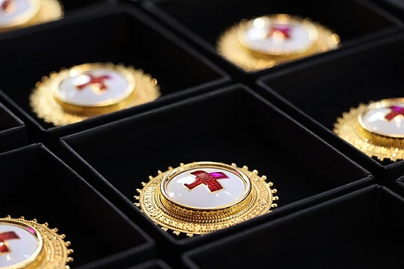 Bild av Röda Korsets sjuksköterskebroscher.