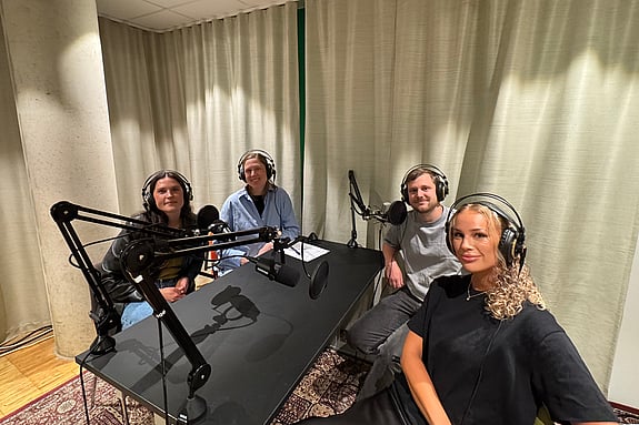 Sjuksköterskestudenter berättar om utlandsstudier i Röda Korsets Högskolas podd.