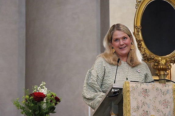 Bild av rektor Susanne Georgsson som håller tal.