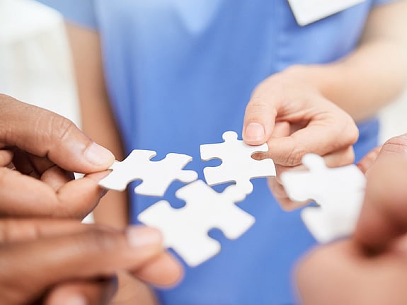 personer med puzzelbitar. Foto: Mostphotos.