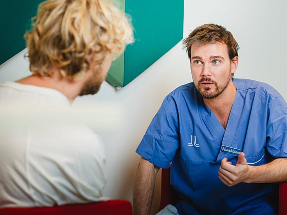 Samtal mellan sjuksköterska och patient. Foto: Daniel Josefsson.
