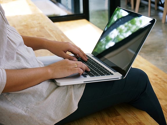 Arbetar på en bärbar dator. Foto: Mostphotos