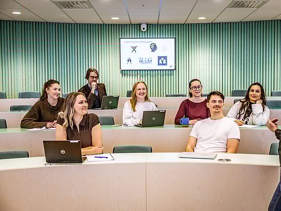 Studenter som lyssnar på en föreläsare. Foto: Jenny Frejing