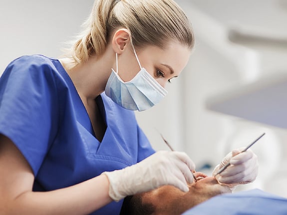 Kvinnlig tandläkare. Foto: Mostphotos.