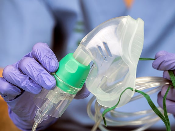 sjuksköterska som förbereder en syrgasmask. Foto:Mostphotos