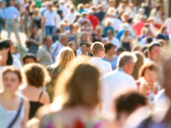 Människor som går på en gata. Foto: Mostphotos