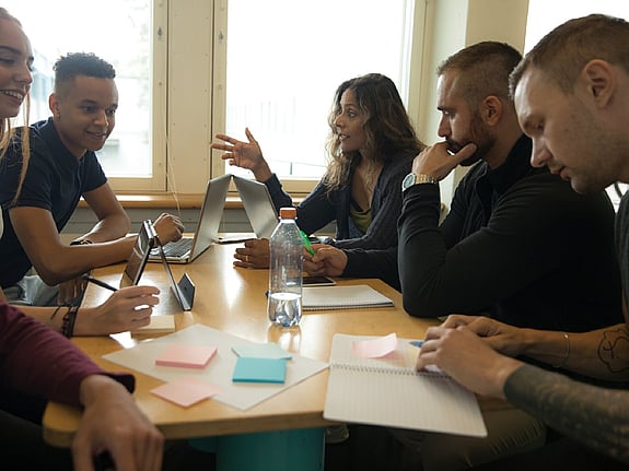 Grupparbete med flera studenter. Foto: Mostphotos.