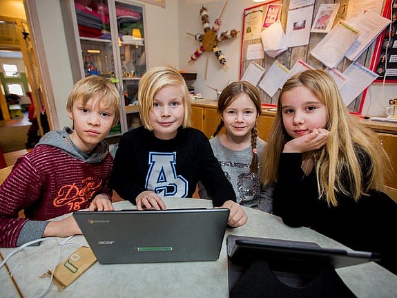 skolbarn som använder en dator i undervisning. Foto:Mostphotos