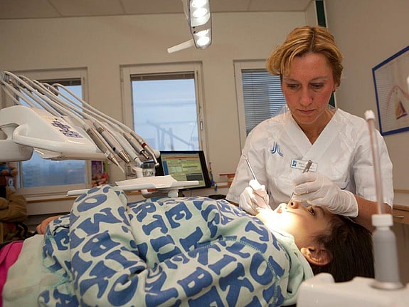 Barn hos tandläkaren. Foto:Mostphotos