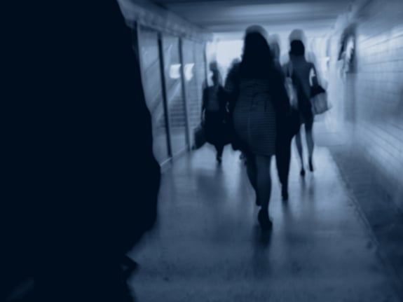 Mörk siluett av personer som går. Foto:Mostphotos
