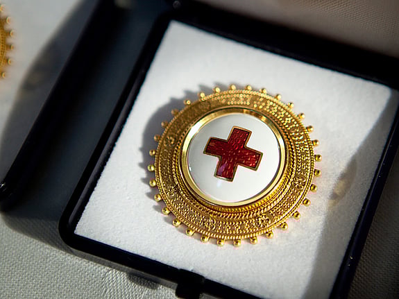 Röda Korsets sjuksköterskebrosch. Foto: RKH