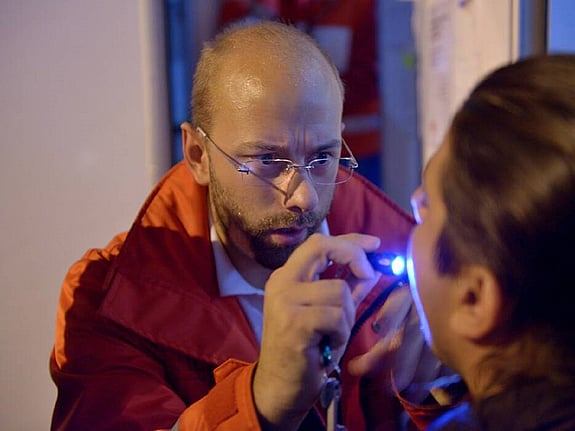 Röda Korset sjuksköterska som undersöker en patient. Foto:RKH