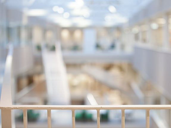 Bild över lokalen med kort skärpa