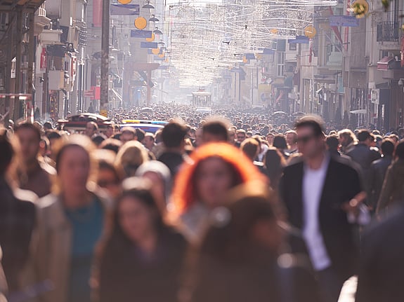 Folkmassa på en gata. Foto: Mostphotos