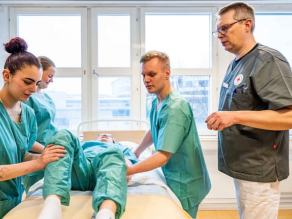 Lärare tillsammans med studenter och patient. Foto: Jenny Frejing.