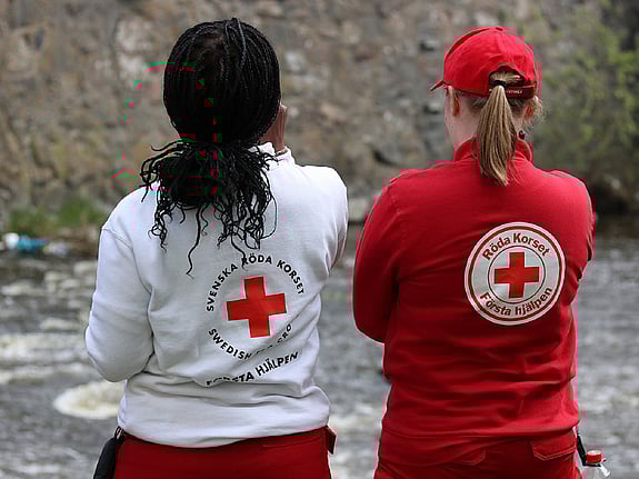 Två personer med Röda Korset kläder. Foto: SRK