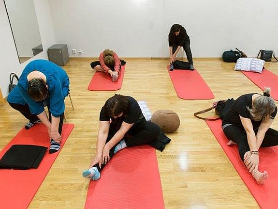 Gympa i bassäng och yoga. Foto: Ola Torkelsson