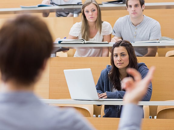 Student som lyssnar på en föreläsare