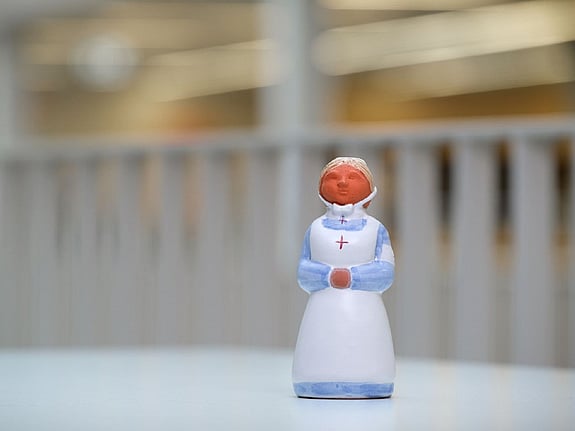 Porslinsfigur föreställande en sjuksköterska. Foto: RKH
