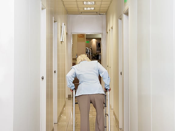 Äldre dam som går med rullator. Foto: Mostphotos