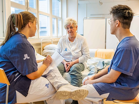Sjuksköterskestudenter som samtalar med en patient. Foto: Jenny Frejing