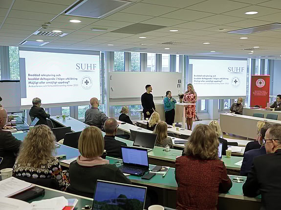 Sjuksköterskestudenterna Mojje och Marlene intervjuas av Susanne Georgsson, rektor vid Röda Korsets Högskola. Foto: Sören Andersson