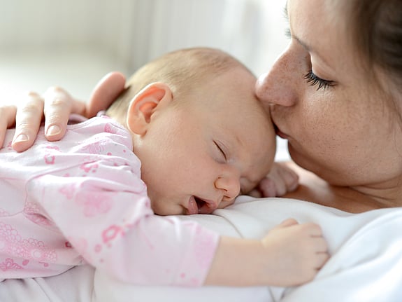 Mamma med nyfödd. Bild: Mostphotos
