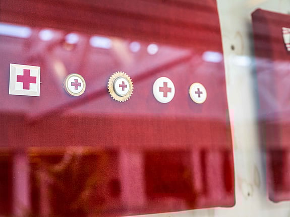 Sjuksköterskebroscher från Röda Korsets Högskola. Foto: Jenny Frejing