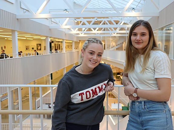 Norska sjuksköterskestudenterna Camilla och Anja på utbyte i Sverige. Foto: RKH