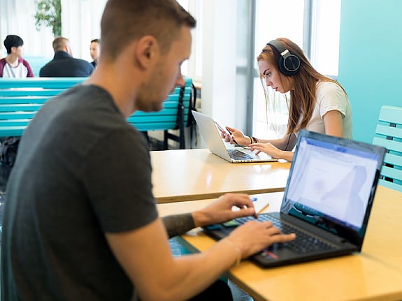 Studenter vid datorer. Foto: Mostphotos