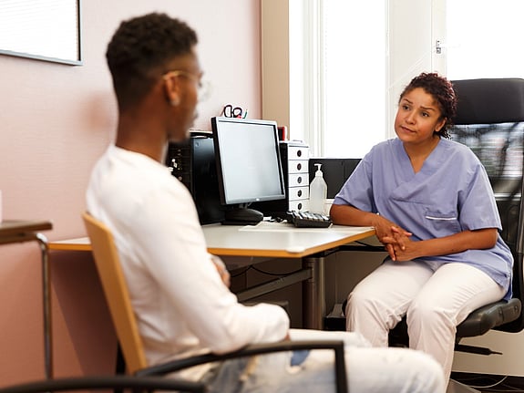 sjuksköterska som pratar med en patient. Foto:Mostphotos